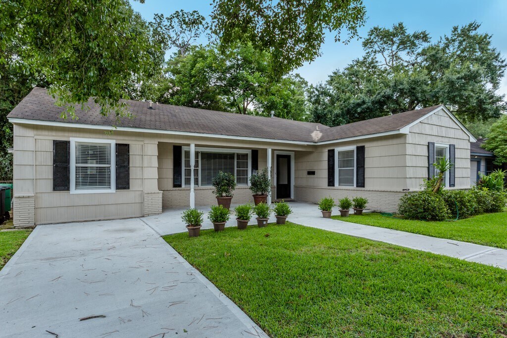 1230 Timbergrove Ln in Houston, TX - Building Photo