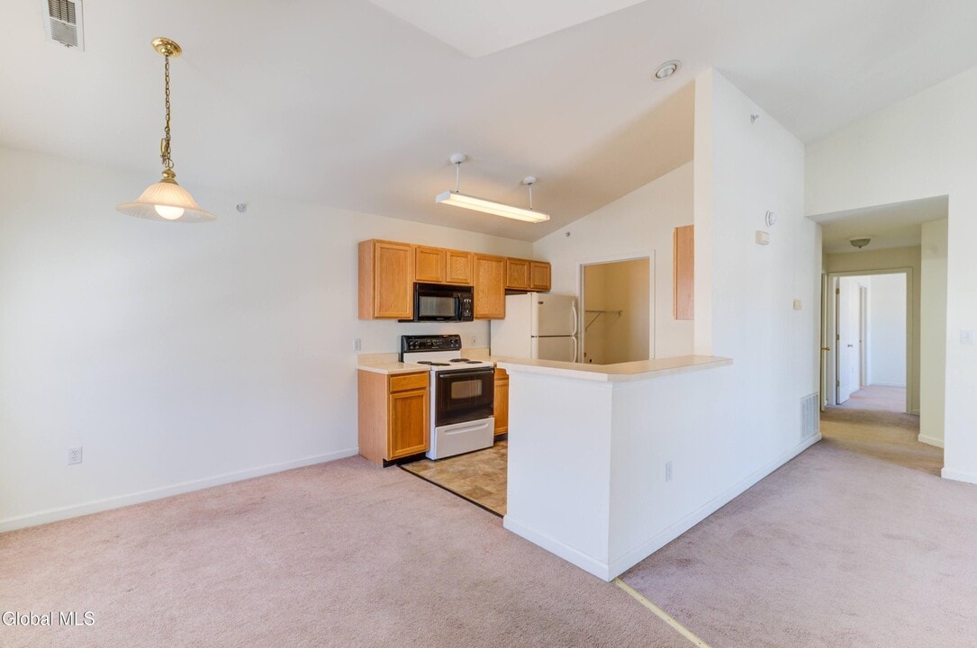 304 Heritage Way in Wilton, NY - Building Photo