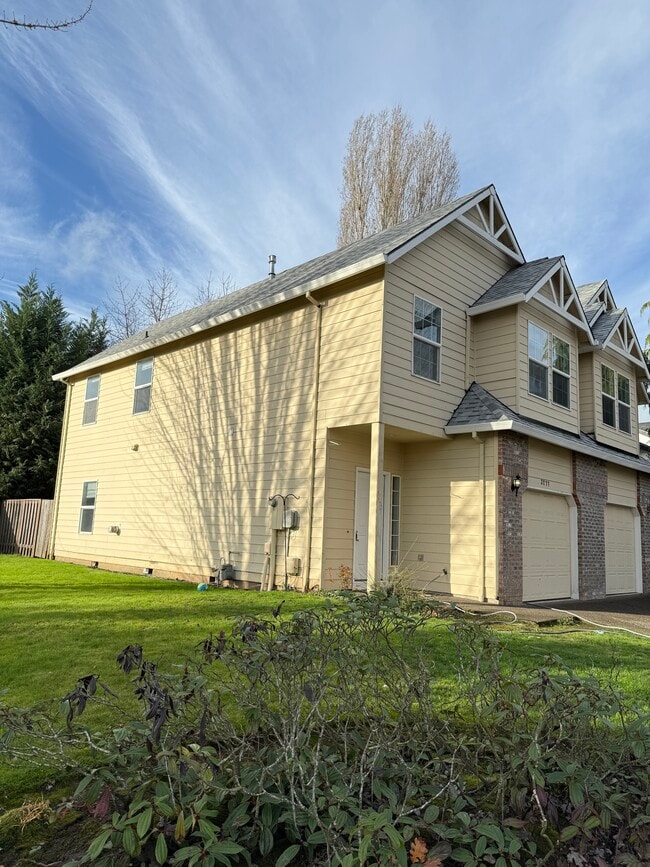 3277 NE 14th Ave in Hillsboro, OR - Foto de edificio - Building Photo