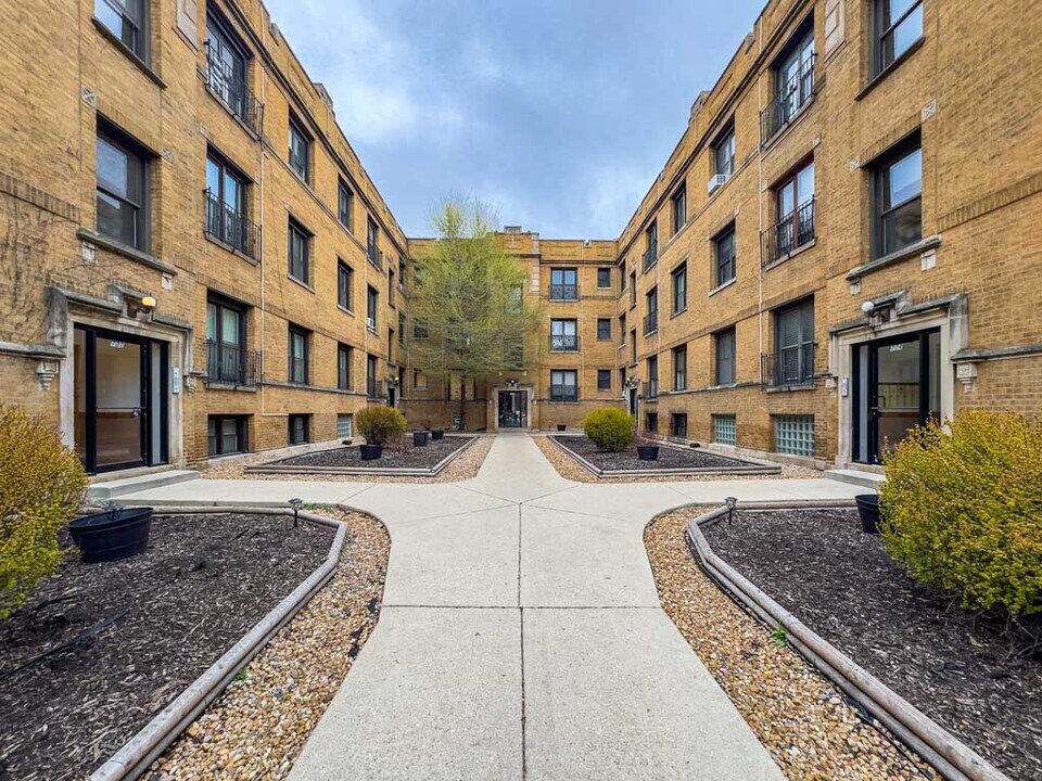 732 W Roscoe St in Chicago, IL - Building Photo