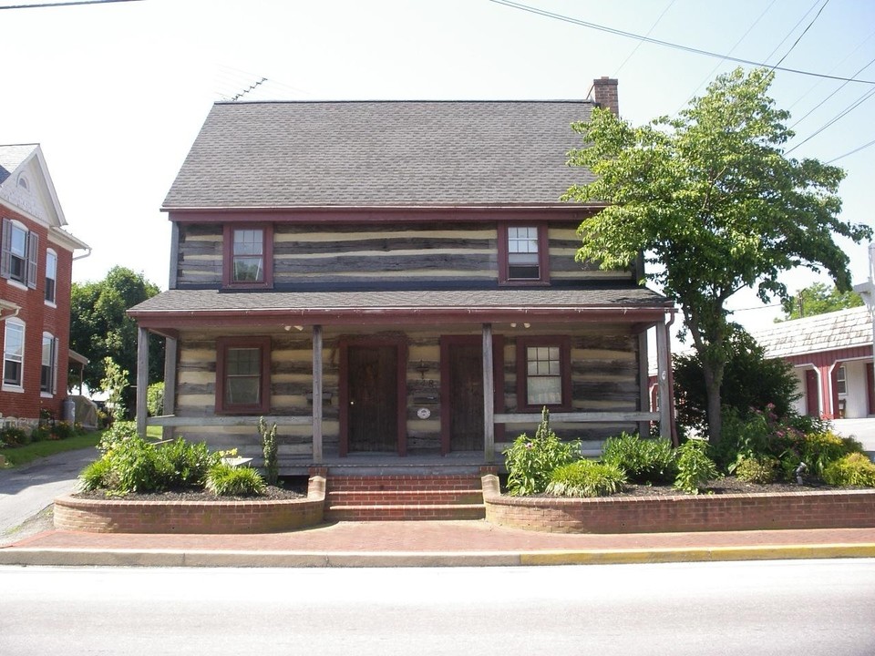 148 E Main St in Strasburg, PA - Building Photo