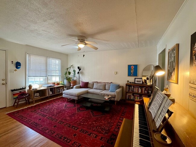 202 W Poplar Ave in Carrboro, NC - Building Photo - Building Photo