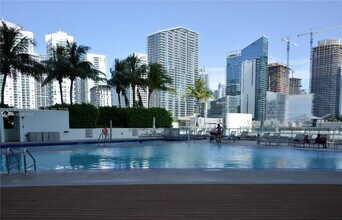 90 SW 3rd St in Miami, FL - Foto de edificio - Building Photo