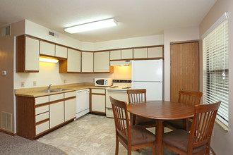 Smith Apartments @ 1012 W Clark in Urbana, IL - Building Photo - Interior Photo