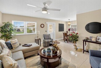 202 Bedford St, Unit C69 in Sun City Center, FL - Building Photo - Building Photo