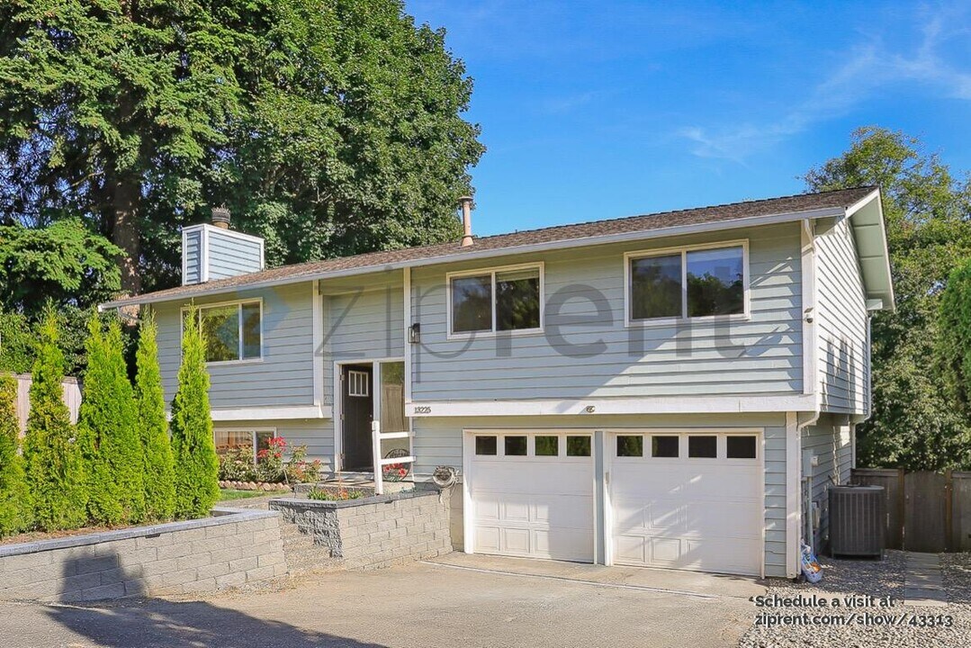 13225 112th Ave NE in Kirkland, WA - Building Photo
