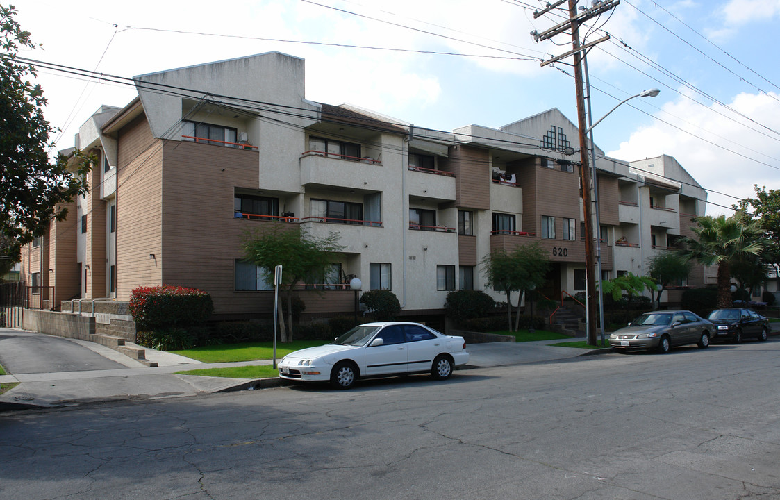 620 E Elk Ave in Glendale, CA - Foto de edificio