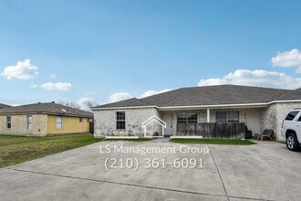 7636 Oak Chase in San Antonio, TX - Building Photo - Building Photo