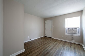 125 N Fairground St in Jackson, TN - Building Photo - Interior Photo