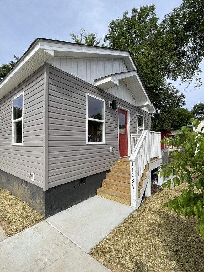 property at 1703 S Lyerly St