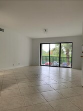 617 Sea Pine Way, Unit D2 in Greenacres, FL - Building Photo - Building Photo