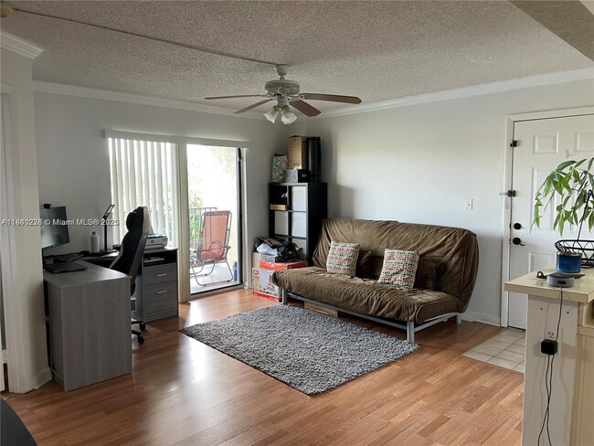 450 Palm Cir W