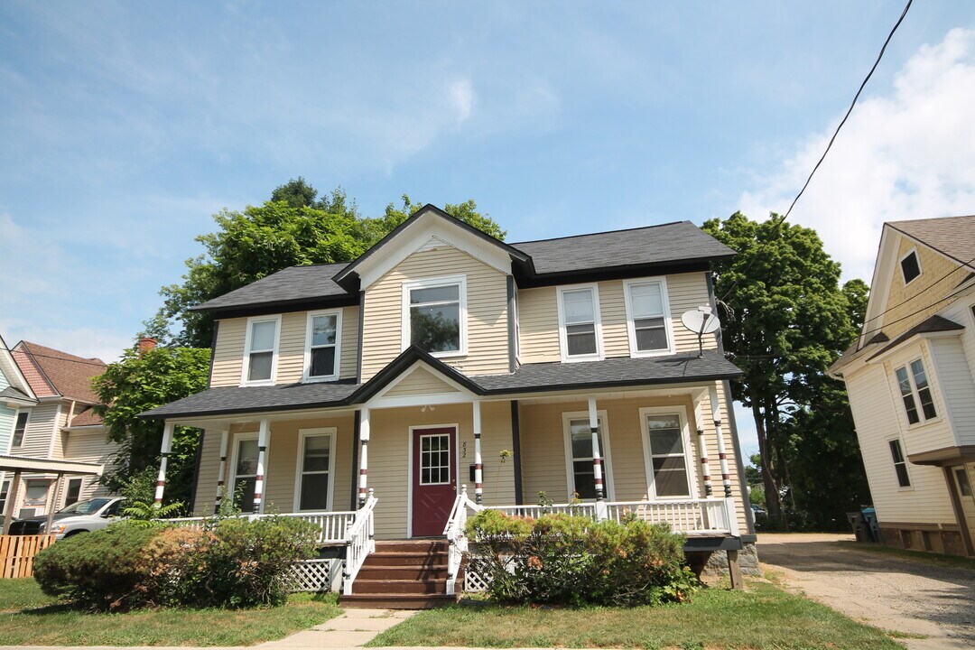 832 W Walnut St in Kalamazoo, MI - Building Photo
