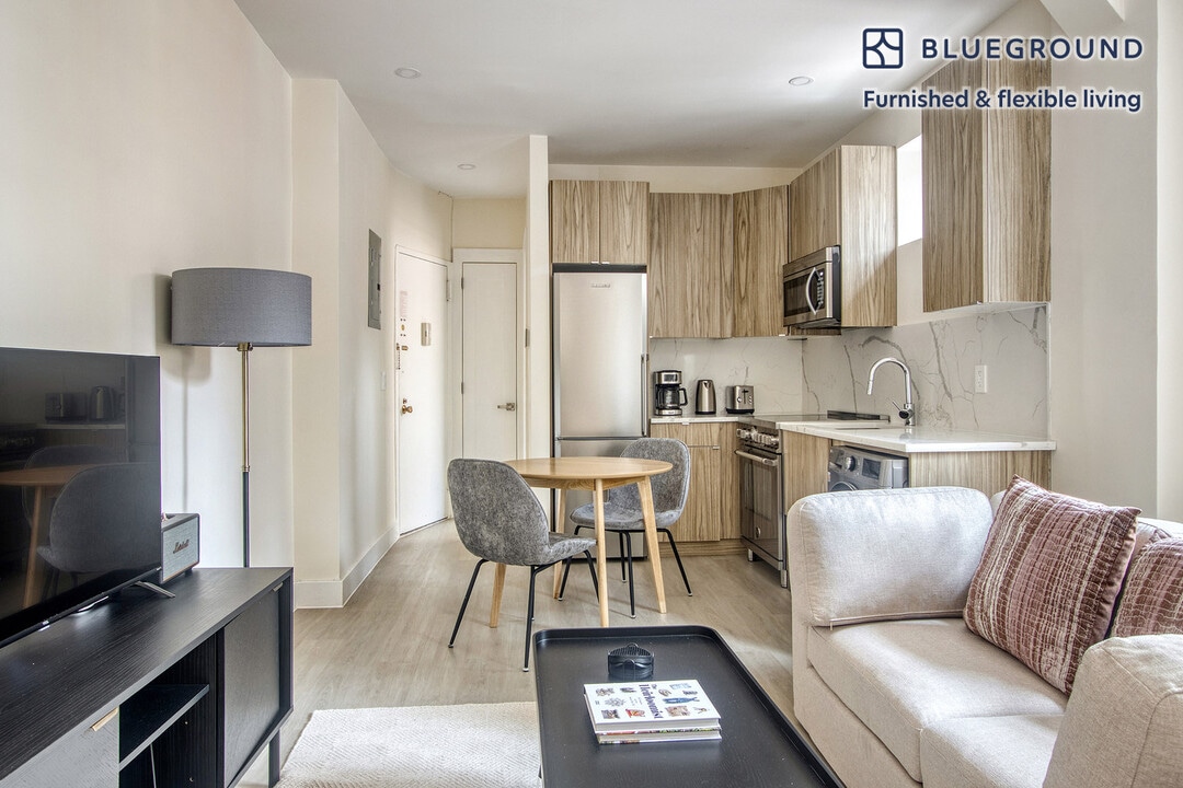 138 E 38th St in New York, NY - Building Photo