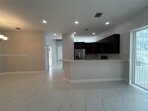 1975 NW 100th Way in Pembroke Pines, FL - Building Photo - Building Photo