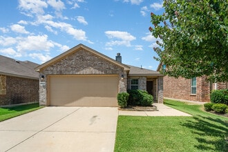 8813 Deadwood Ln in Aubrey, TX - Foto de edificio - Building Photo