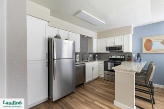 5704 W Thomas Rd in Phoenix, AZ - Foto de edificio - Building Photo