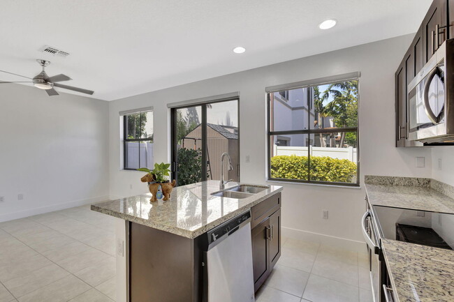 6028 Pine Tree Way in Riviera Beach, FL - Building Photo - Building Photo