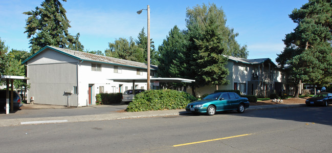 Logan Place Townhomes in Salem, OR - Foto de edificio - Building Photo