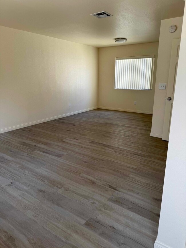 11th Street Townhomes in Imperial Beach, CA - Foto de edificio - Building Photo