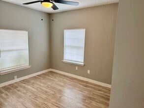 807 E Southcross in San Antonio, TX - Building Photo - Building Photo