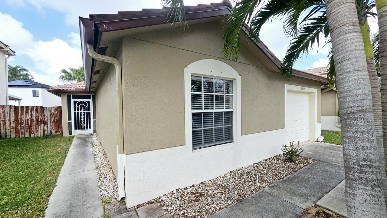 6679 Spring Garden Run in Greenacres, FL - Building Photo