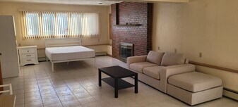 15 Landers Rd, Unit B in Stoneham, MA - Building Photo