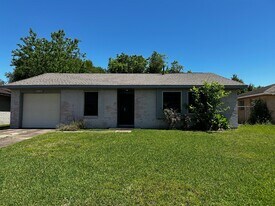 12815 Segrest Dr in Houston, TX - Building Photo