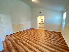 2082 E Minarets Ave in Fresno, CA - Foto de edificio - Building Photo