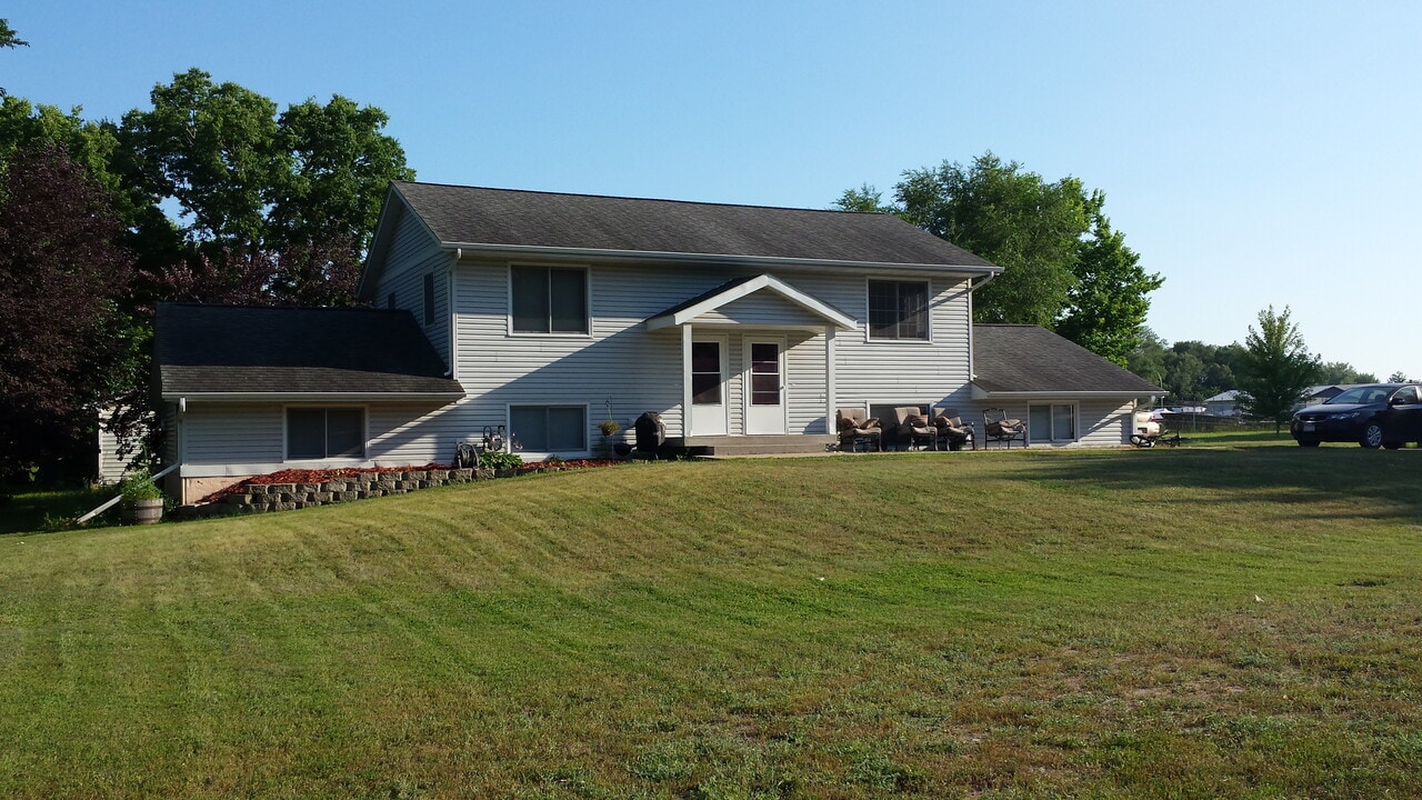 1323 N 3rd St in St. Peter, MN - Foto de edificio