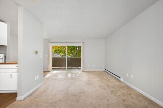 12513 NE 130th Way in Kirkland, WA - Foto de edificio - Building Photo