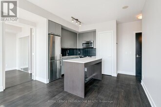 9471 Yonge St in Richmond Hill, ON - Building Photo - Building Photo