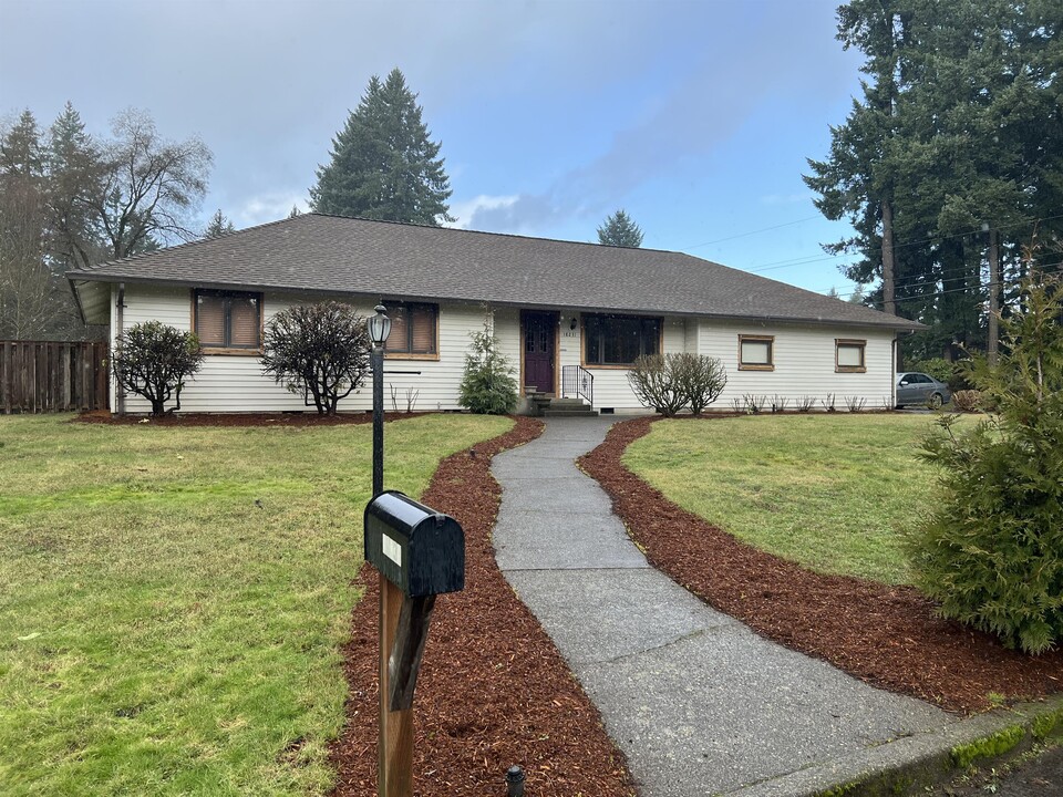 18231 SW Terry Ave in Lake Oswego, OR - Building Photo