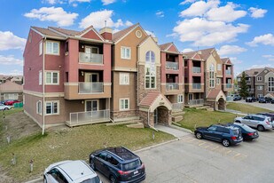 Edgecliffe Estates in Calgary, AB - Building Photo