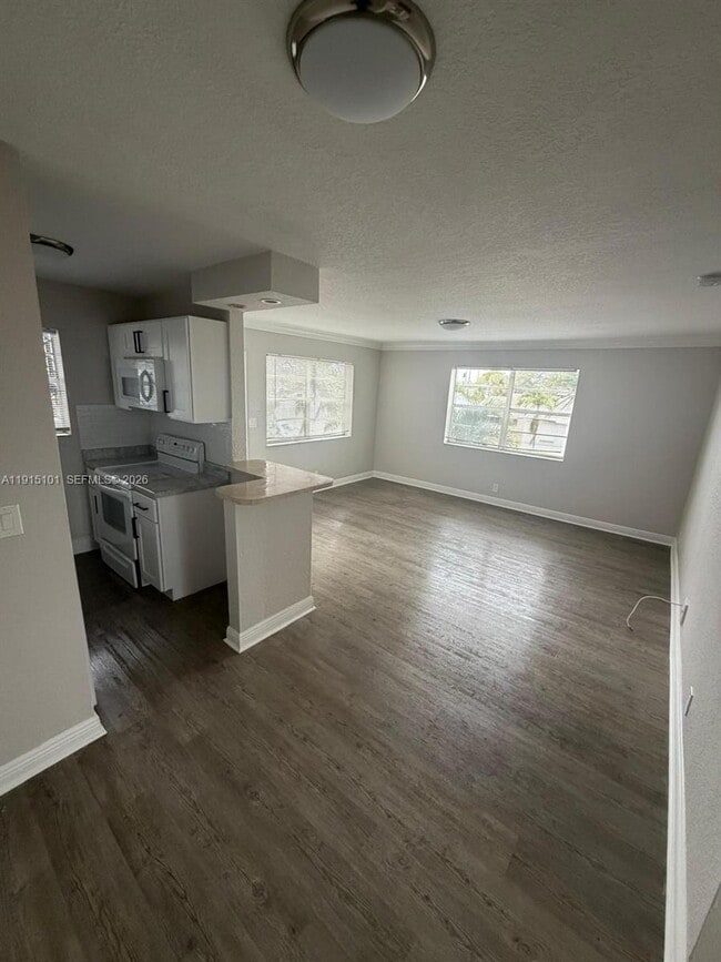 110 SE 2nd St in Hallandale Beach, FL - Building Photo - Building Photo