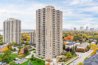 Island Park Towers III in Ottawa, ON - Building Photo - Building Photo