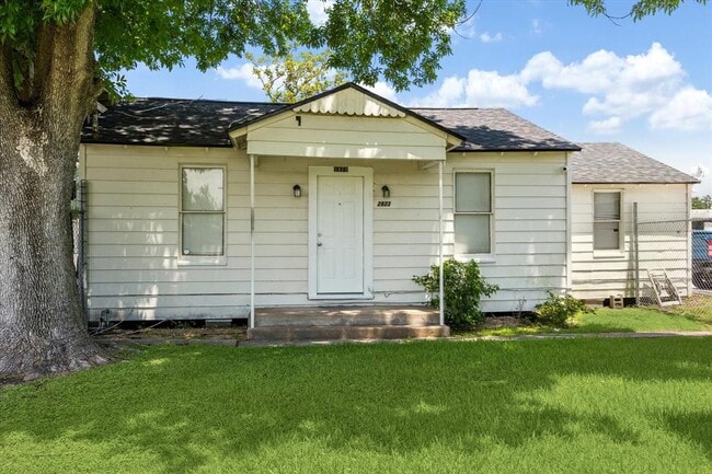 property at 2923 Beverly Rd