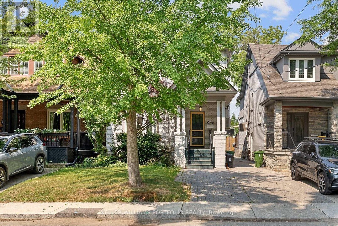136 St Clements Ave in Toronto, ON - Building Photo