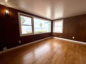 5075 Niagara Ave in San Diego, CA - Foto de edificio - Building Photo