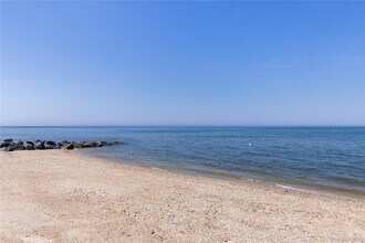 52 Summit Dr in Calverton, NY - Building Photo - Building Photo