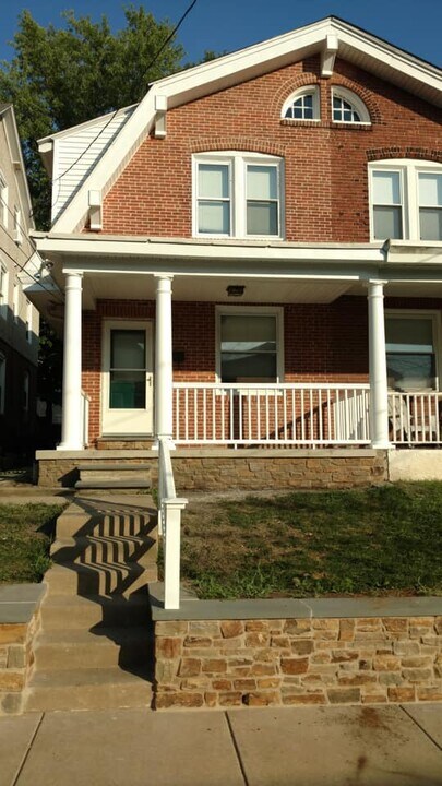 11 N Warner Ave in Bryn Mawr, PA - Foto de edificio
