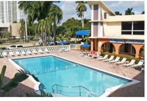 26 Diplomat Pkwy in Hallandale Beach, FL - Building Photo