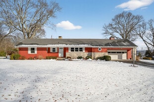 9 Harbor View S in Essex, CT - Building Photo