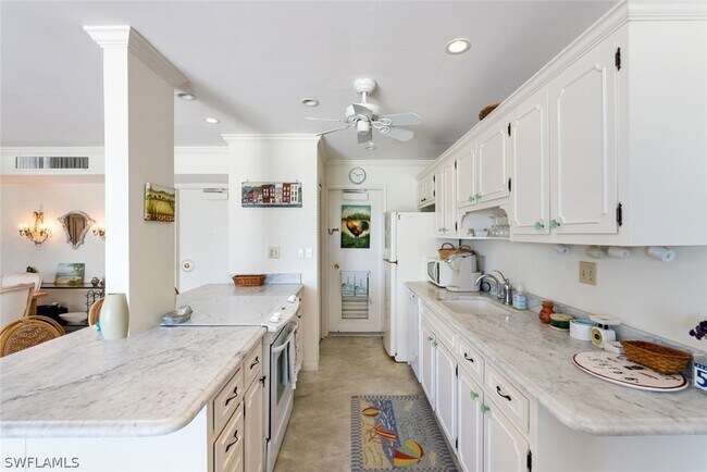 2011 Gulf Shore Blvd N in Naples, FL - Foto de edificio - Building Photo
