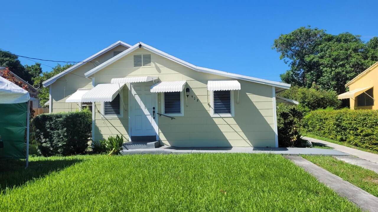 528 NW 44th Ave in Miami, FL - Building Photo