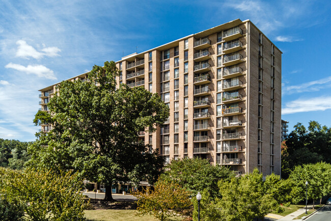 The Carlton in Arlington, VA - Building Photo - Building Photo