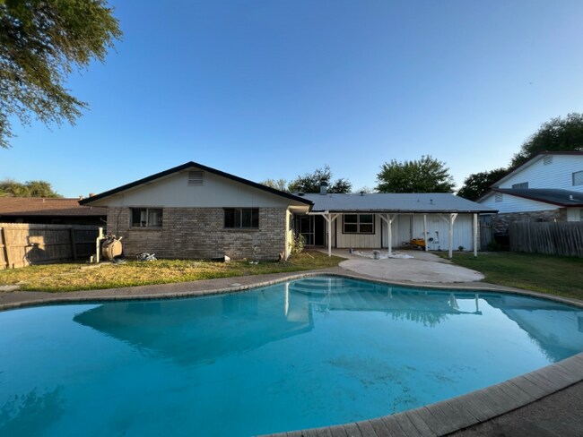 506 Balboa Dr in Universal City, TX - Building Photo - Building Photo