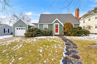 111 Canna St in Warwick, RI - Building Photo