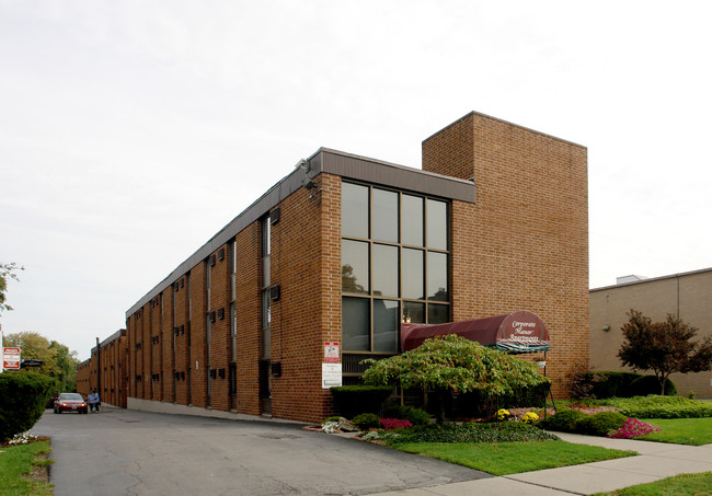 Corporate Manor Apartments in Buffalo, NY - Foto de edificio - Building Photo