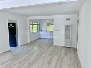 358 N San Vicente Blvd in West Hollywood, CA - Building Photo - Building Photo